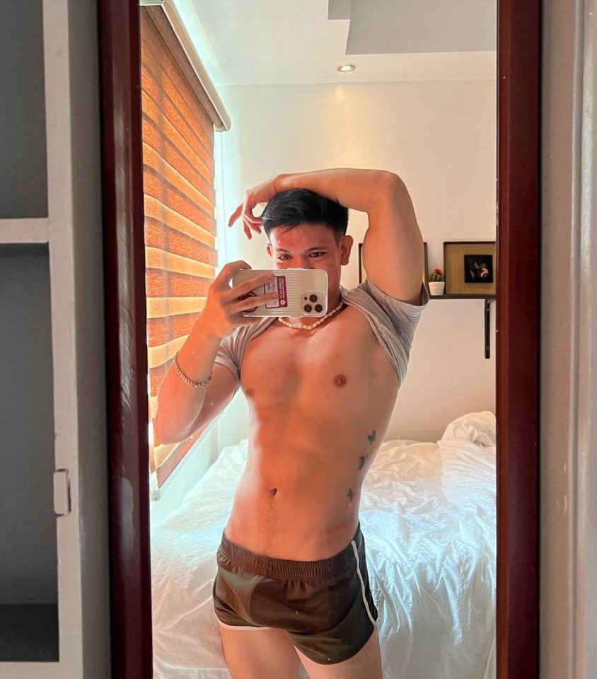 kc881xoxo's tweet photo. morning cuddles please🥺 https://t.co/dy3eCFrqid