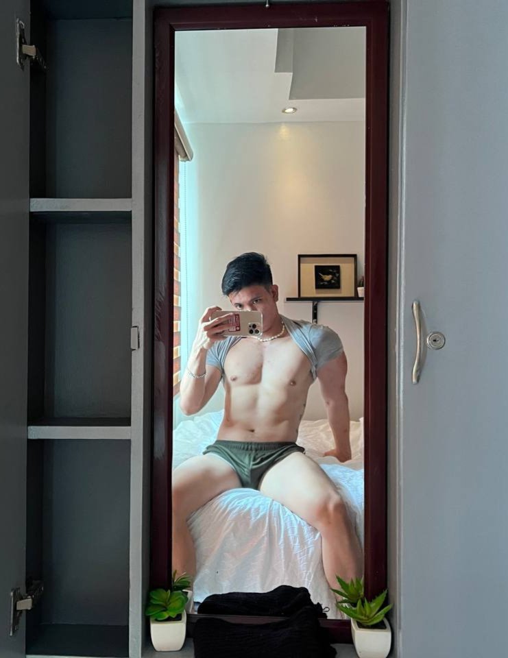 kc881xoxo's tweet photo. morning cuddles please🥺 https://t.co/dy3eCFrqid