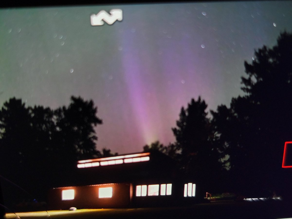 shannbil's tweet image. Aurora fire over my house right now! #Aurora #manitoba @TweetAurora @TamithaSkov #backOfCamera