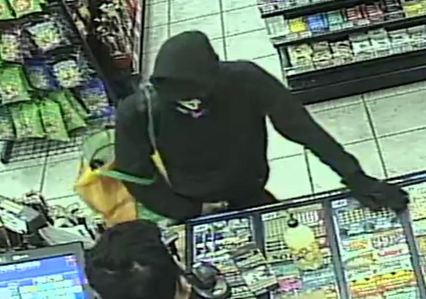 CranbrookRCMP's tweet photo. Robbery w/ firearm at Shell gas station at 6:44 pm. Blonde white male in his 30s wearing Blk zip up hoodie, blk pants/gloves and a dark bandana over his face/mouth-carrying a grn shopping bag w/ burgundy over the shoulder gym bag.  Last seen fleeing the scene southbound on foot https://t.co/2vH9GHvo7G