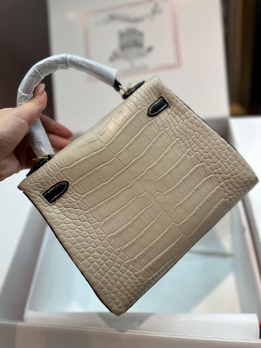 Exotic_Lin's tweet photo. #Kelly25 #Alligator # Block fog Matte

Glacier white spell black spot https://t.co/5d1NzDUT9t