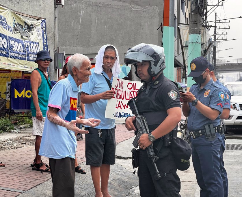 ABSCBNNews's tweet image. Jeepney driver Elmer Cordero explains to Caloocan police officers their planned rally amid high oil prices.  

Caloocan PNP said their letter to hold a rally was denied.  

Cordero is one of the ‘PISTON 6’ arrested in 2020 for protesting the loss of their livelihood. | via