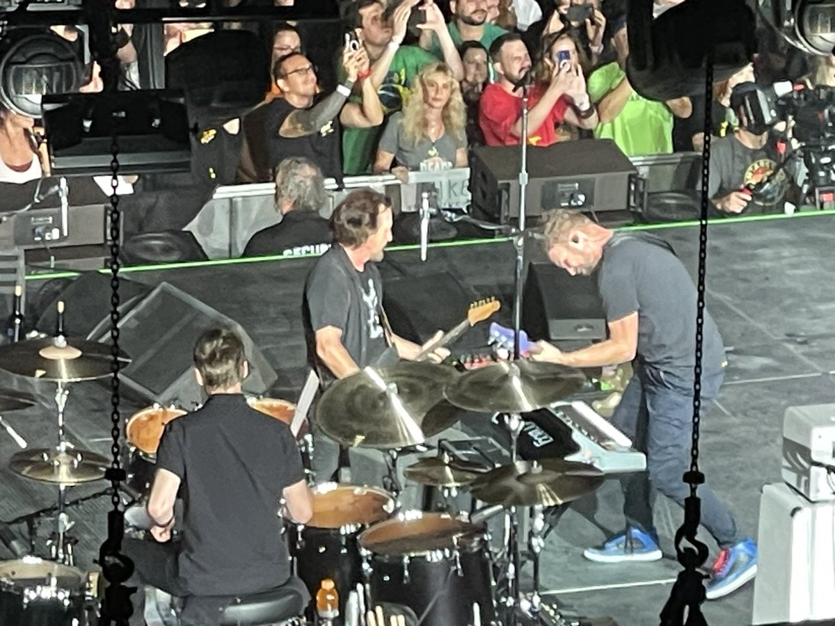 It’s been too long, but I’m finally back in my natural habitat #austintx #pearljam