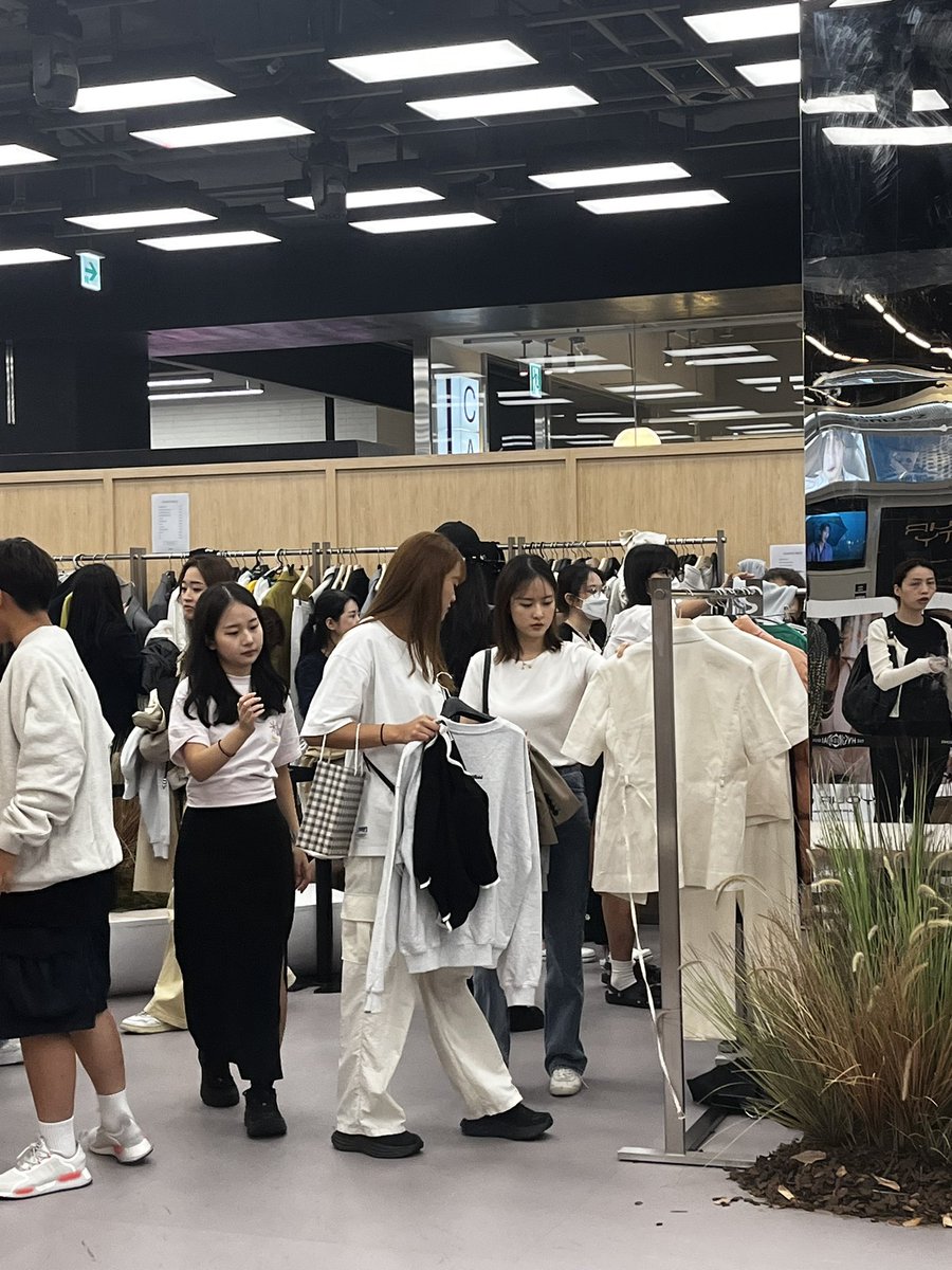 rabbitjisoo95's tweet photo. Dunst Sample Sales for two days! 
#jisoo #dunst #blackpink https://t.co/msNI3hkTYC