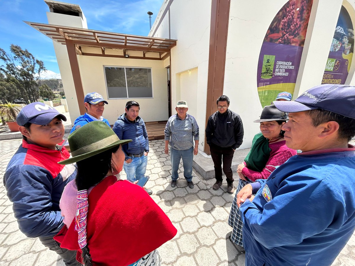 fecd_ec's tweet photo. ♻️ Después del Taller de Economía Circular, Efraín Lema, miembro de #Coprobich, con el apoyo del #FECD, lideró la réplica de conocimientos. Los socios exploran cómo aplicar principios de la #EconomíaCircular en la producción de quinua y derivados.
➕Info: https://t.co/hw8pUmsXmH https://t.co/PJmsyJ1C52