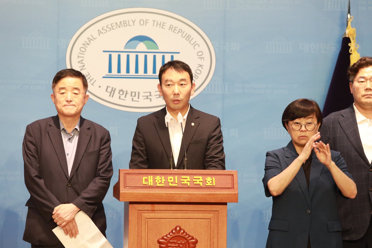 검사탄핵안 발의했습니다.
말이 아닌 행동으로!
한편 여기서 멈추지 않고 위법이 확인된 검사에 대한 탄핵을 계속 이어갈 것입니다. 탄핵은 공무원 징계절차입니다. 국회의 고유권한입니다. 국민이 위임한 권한을 정당하게 행사할 것입니다.