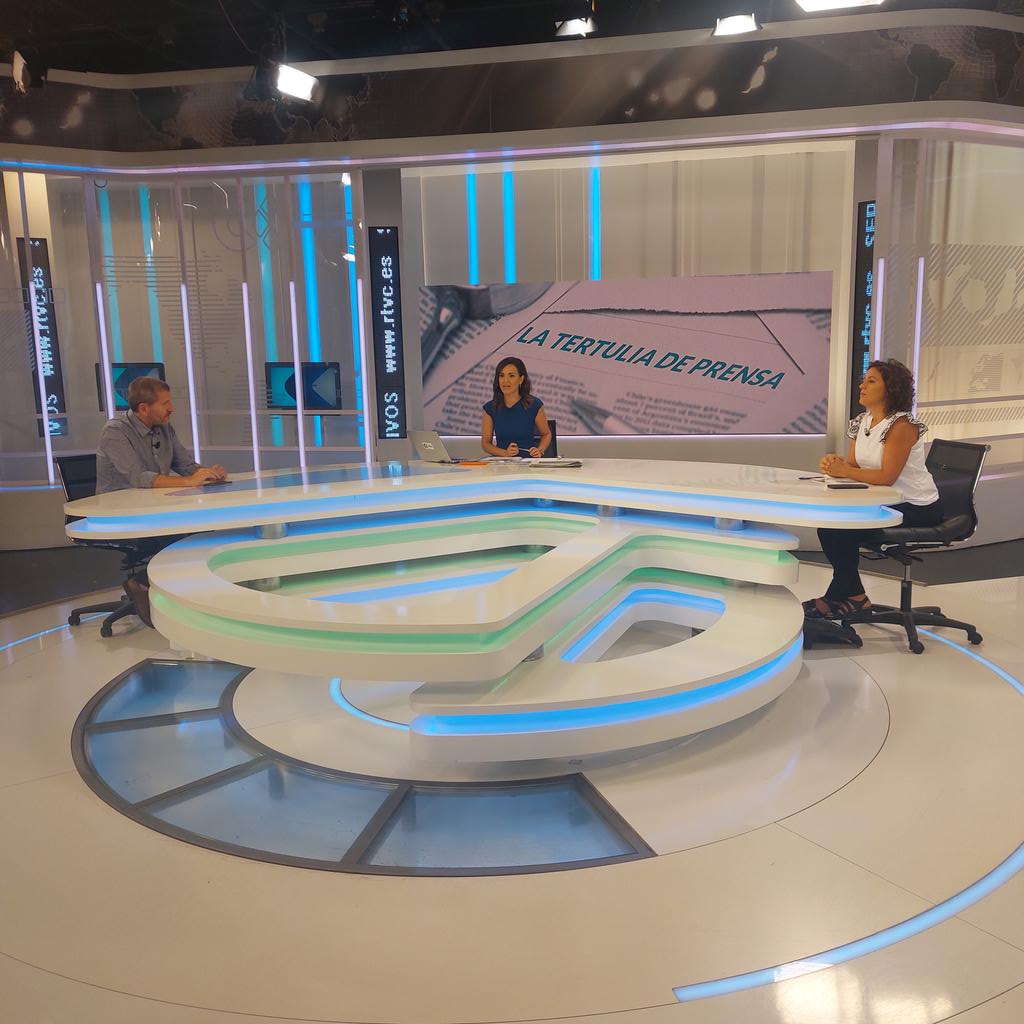BDCanariasTV's tweet photo. #PonLaTele Ya estamos #EnDirw analizando la actualidad del día en nuestra Tertulia de Prensa con @LaraCarrascosa1 y Jorge Dávila. #FutbolFemenino #indigencia #perros #LaPalma https://t.co/g8SkvmFXKR