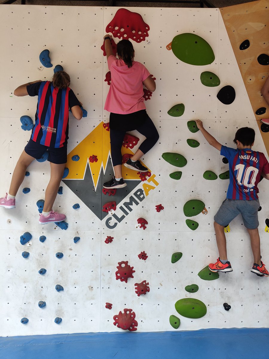 Els alumnes de cinquè gaudim d'un dia d'escalada al Climbat de la Foixarda.