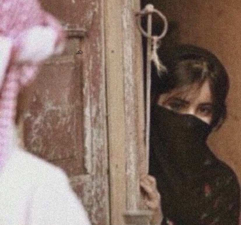 لا تسألين ميتّم القلب وش قال
تبعثرت  كل  الحروف  القديمة  

ياللي غديتي  "راعية بيت وعيال"
من يكفل بيوت القصيد اليتيمة!