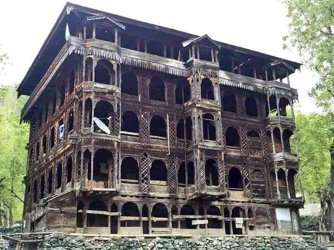 5050Meer's tweet image. اسکی سب  سے بڑی خاصیت یہ ہے اس میں اک بھی کیل نہیں لگا لکڑی کو لکڑی کے جوڑوں کیساتھ جوڑا گیا ہے.
#Canada
#Lahore
#leepa