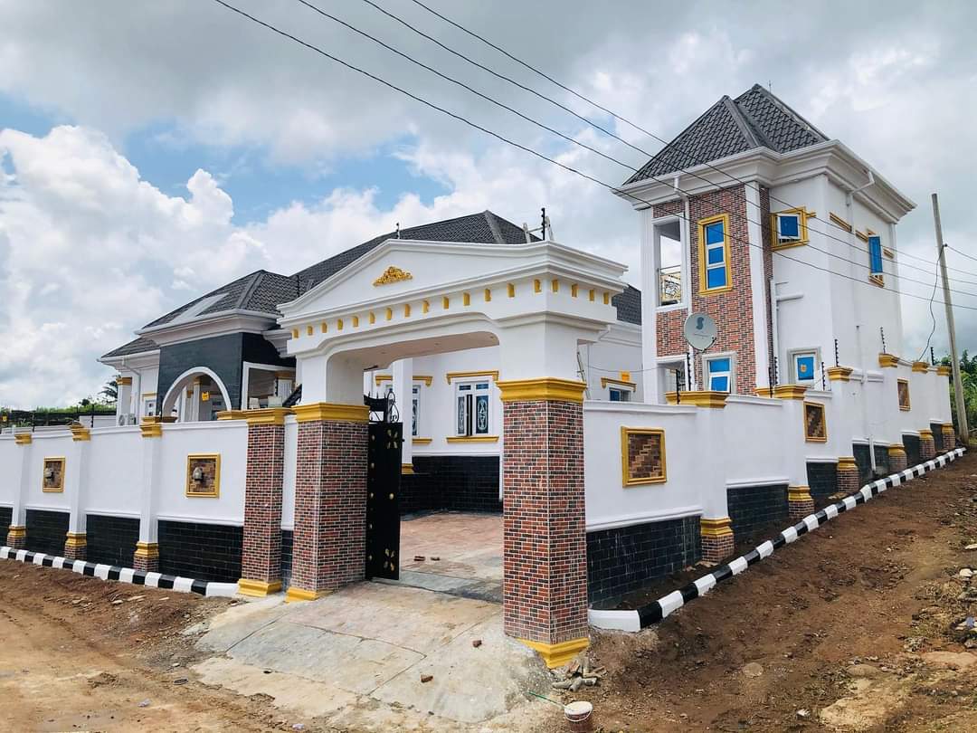 Mimagiination's tweet photo. An Igbo man does not want you to guess whose house it is, he wants you to know who, even from a distance. 😁

A perfect colour combo for an Odogwu.

#exteriorpainting #bellashmurda #housepainting #housepaintersinlagos #spacerevamp https://t.co/pKZI6KTZIR