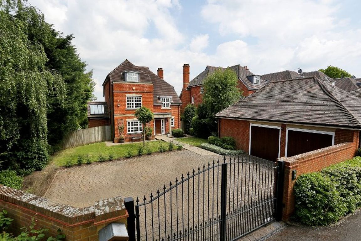 HelenBreezePM's tweet photo. PROPERTY OF THE WEEK 🏡
Manor Fields, Southborough TN4 0RG
A beautiful and substantial 5/6 bedroom detached house located in a quiet close in Southborough, Tunbridge Wells. 
Find out more > https://t.co/Xmq1OddBcO https://t.co/A2MPwAIZuE