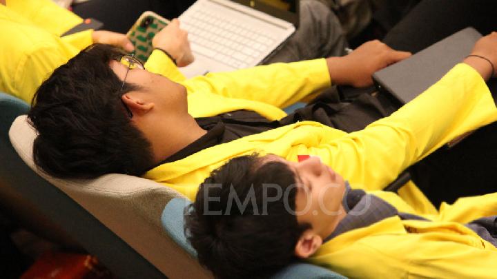 Saya memberikan Kritik kepada Mahasiswa UI yang hadir pada Kuliah Kebangsaan Den Ganjer kemarin. 

Sikap seperti ini sebenarnya juga tidak etis dan dibenarkan, walau sebagaimana pun materi itu sangat 𝙈𝙀𝙈𝘽𝙊𝙎𝘼𝙉𝙆𝘼𝙉, 𝘽𝘼𝙃𝙆𝘼𝙉 𝙈𝙄𝙎𝘼𝙇 𝙏𝙄𝘿𝘼𝙆 𝘽𝙀𝙍𝘽𝙊𝘽𝙊𝙏