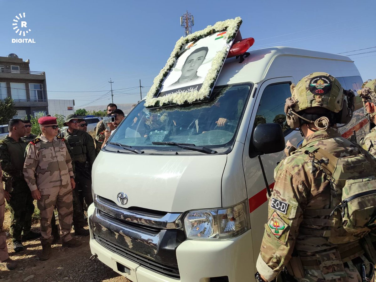 RudawTurkce's tweet photo. Süleymaniye’nin Erbet ilçesindeki havalimanında dün öğleden sonra insansız hava araçları ile yapılan saldırıda  hayatını kaybeden 3 Peşmerge Anti-Terör Birimi üyesi toprağa verildi

📸 Rûdaw https://t.co/HRioMN9qd9
