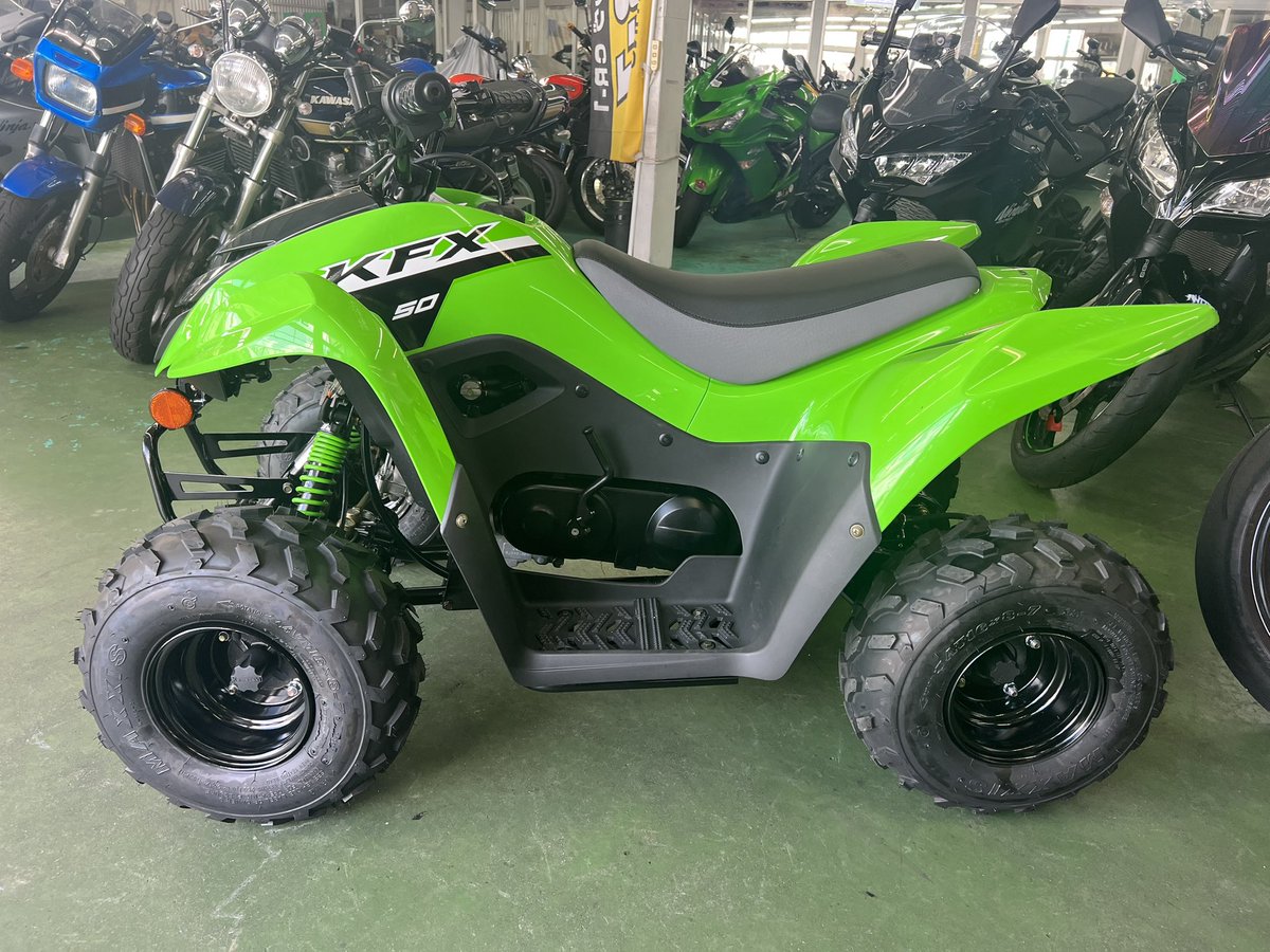 AUTOBANSHIROMA's tweet photo. 可愛いやつ💚入荷しました!!!
やばー!可愛すぎる!!😍
ちなみに6歳から乗れます🙆
カートランドで試乗会しようかなぁ🤔
#アウトバン #沖縄のバイク屋さん
#Kawasaki #ATV #KFX50 https://t.co/1VRf0JsAzk