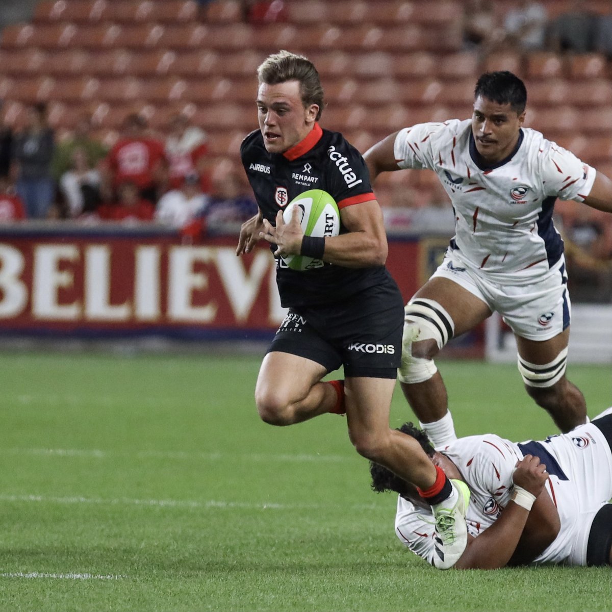 StadeToulousain's tweet photo. 🇺🇸 USA 🤝 Stade Toulousain 🔴⚫

Quel privilège d'avoir pu jouer face aux @USARugby 🙌

#STinUSA @utwarriorsrugby @rugby_alliance @Oval3_game