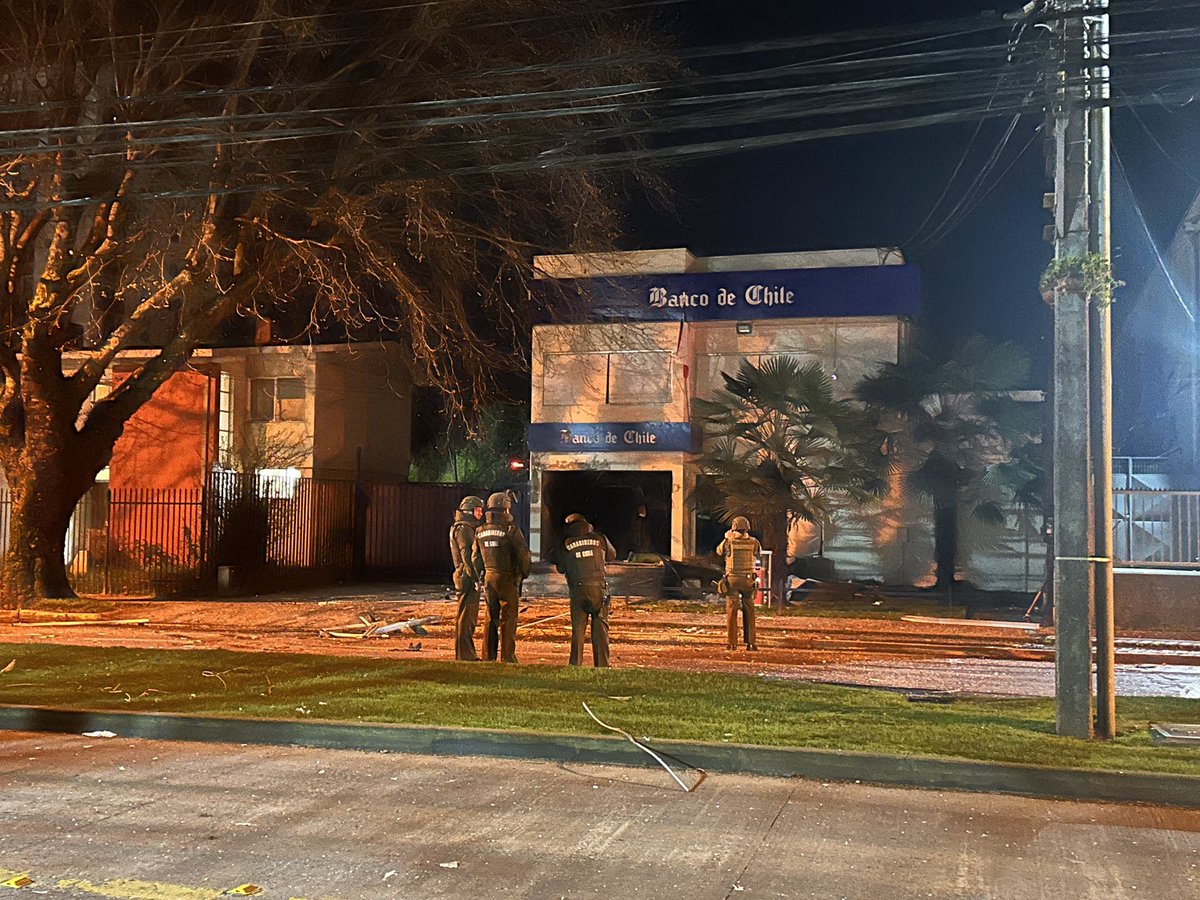 Clave9cl's tweet photo. AHORA TEMUCO: Carabineros comenzó peritajes tras explosión provocada por sujetos en cajero del Banco de Chile Av. Alemania. Testigos relatan que los sujetos huyen en camioneta negra y fueron esparcidos miguelitos en calles cercanas al sitio del suceso (Foto de Nicolás Gutiérrez) https://t.co/ofWNRlNF7w