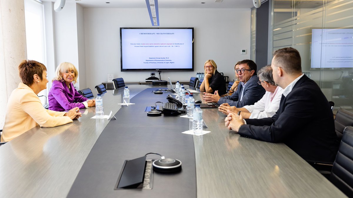 incliva_iis's tweet photo. ✨ Ayer tuvimos el honor de recibir la visita de la presidenta de la @MujeresxAfrica, M. Teresa Fernández de la Vega, en el marco de la renovación del convenio entre FMxA y la @UV_EG para continuar impulsando el programa “Ellas Investigan”. https://t.co/d4Imum8gp7
