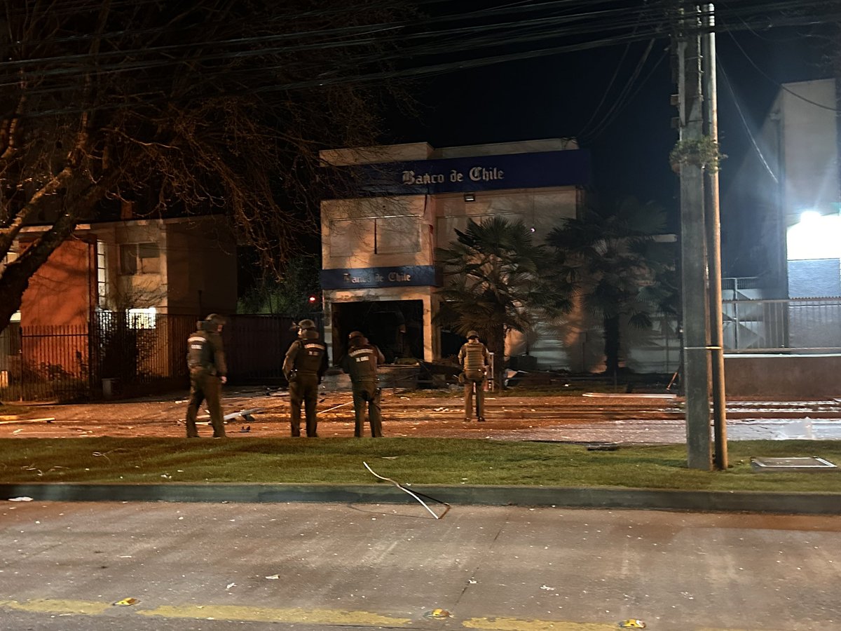 UnLapizBic's tweet photo. Explosión en #Temuco, Banco Chile avda. Alemania con Trizano. Ocho sujetos bajaron de camioneta negra, instalaron explosivo para detonar al interior del cajero y huyeron rápidamente, según guardia de sede UFRO ubicada al frente. Se desconoce si hay botín en dinero asociado https://t.co/x7vpp9RgKn