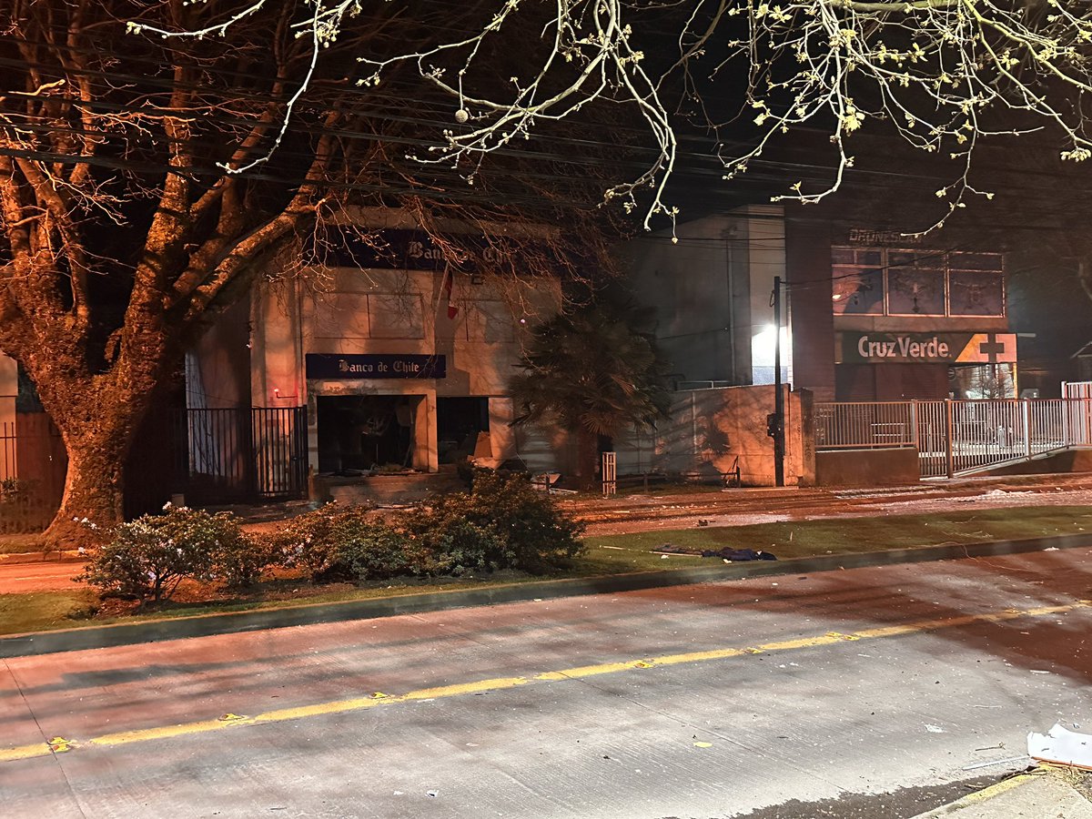 UnLapizBic's tweet photo. Explosión en #Temuco, Banco Chile avda. Alemania con Trizano. Ocho sujetos bajaron de camioneta negra, instalaron explosivo para detonar al interior del cajero y huyeron rápidamente, según guardia de sede UFRO ubicada al frente. Se desconoce si hay botín en dinero asociado https://t.co/x7vpp9RgKn