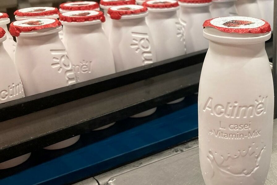 Danone facilite le recyclage d'Actimel avec de nouvelles bouteilles sans étiquette. Une réduction de 107 tonnes de plastique par an en France. Bravo Danone. La Conso s'engage... 
lsa-conso.fr/danone-facilit…