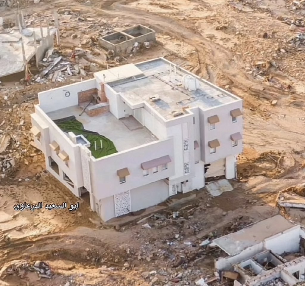 ترند في ليبيا :
المنزل الذي صحى اهل درنه على وجوده وحيدًا بين البيوت المنهارة دون ان يصيبه شي من الإعصار المدمر .. صاحبه مُتكفل بأيتام