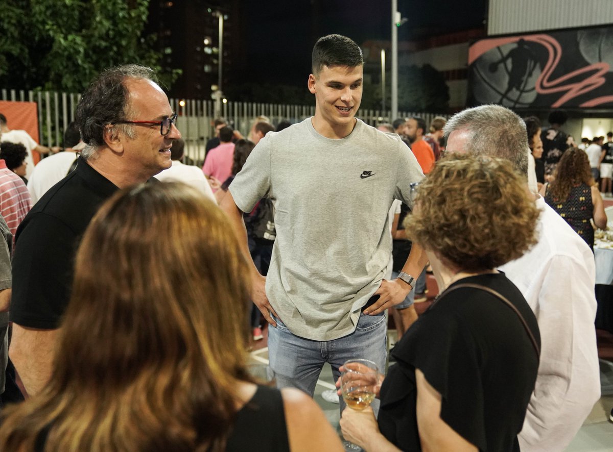 valenciabasket's tweet photo. 🧡📸 Sopar de Penyes 2023

La #FamiliaTaronja compartió anoche un momento especial con la tradicional cena de peñas antes de comenzar la temporada 😊