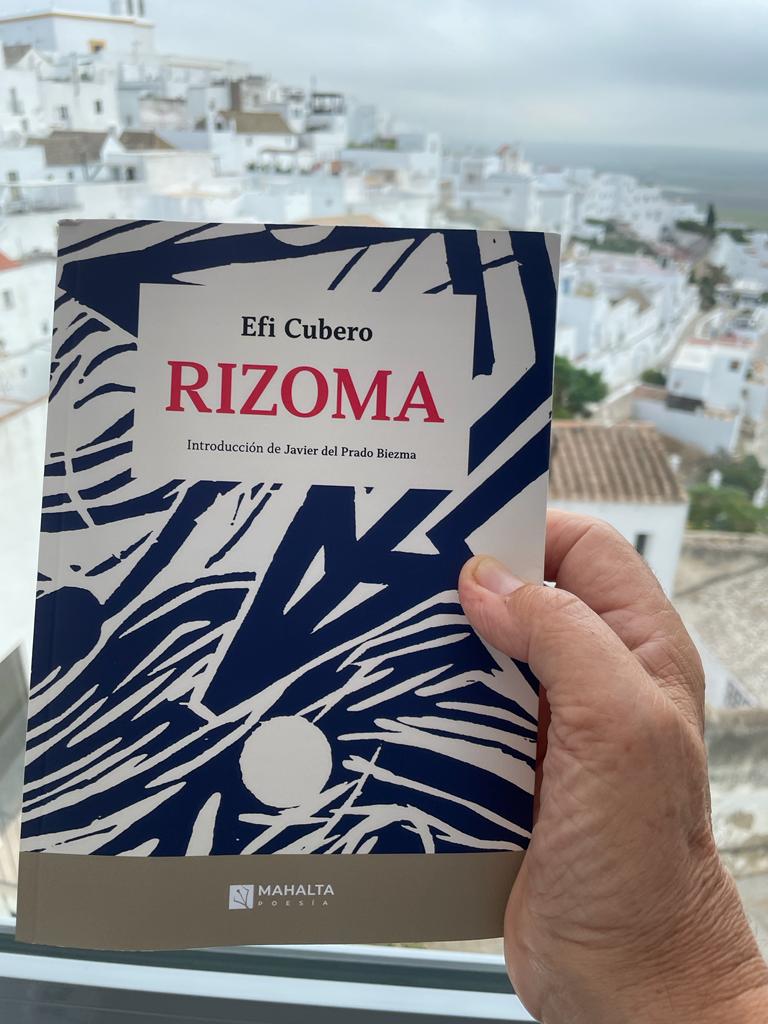 ETERNIDAD 

He caminado mucho por los declives y las vastas llanuras, por las profundidades y las cimas de mis extrañezas...
Ahora sé que vivo en el presente. En el supremo acto existencial de este vivir en el instante eterno: la síntesis, o tal vez la sintaxis, de la sabiduría.
