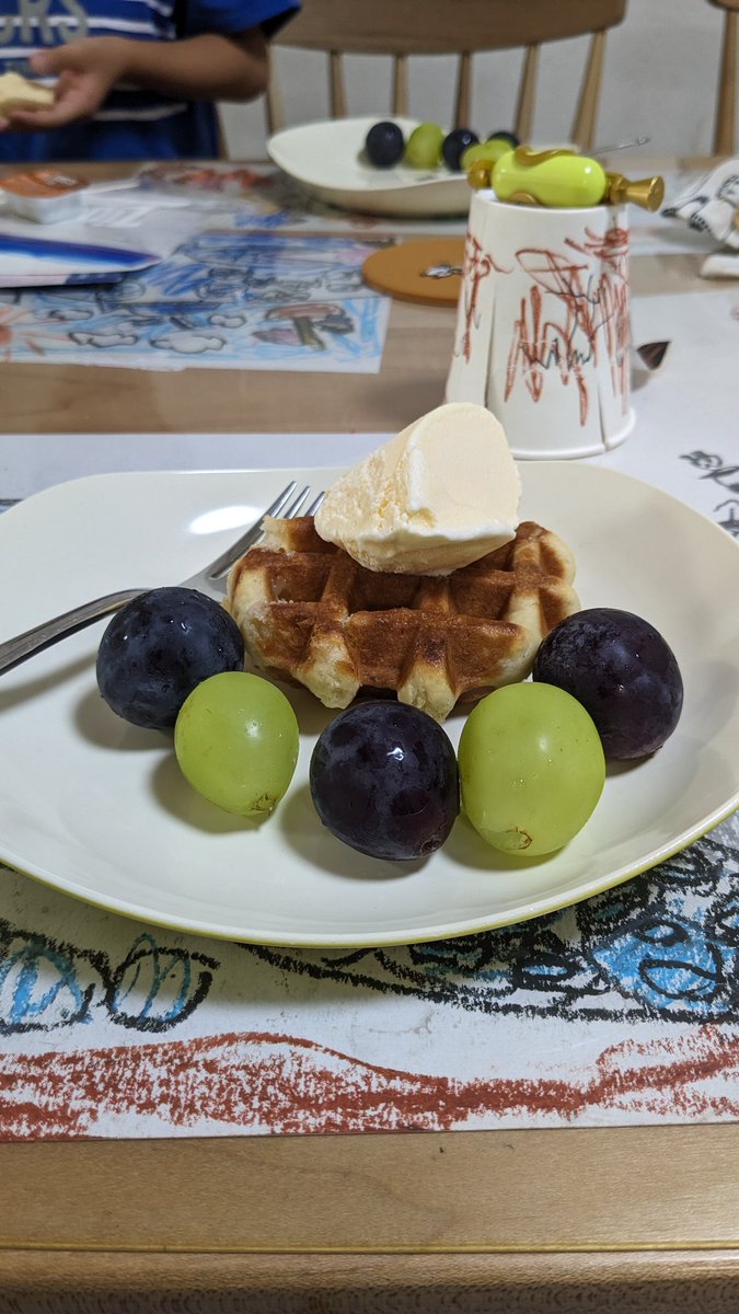 makikoemiko's tweet photo. 姉宅でおやつ。
テーブルのシートの下に姪と甥の落書きがわんさか。両親はこういう事するタイプじゃなかったから新鮮。
向かいに座ってる甥は早々にアイスを床に落とした。笑 https://t.co/ocNYo3bzUS