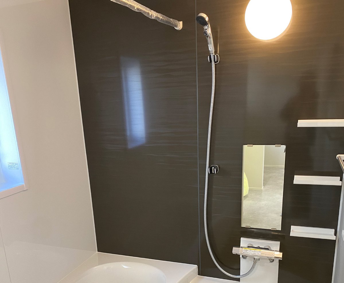 thermoshouse's tweet photo. 浴室の仕様です🛁

カウンタータイプは
頭や顔を洗う際シャンプーやボディーソープなどお子様が手の届く範囲に置くことができたり
風呂桶に水を入れる際の
高さがちょうどいい
といったメリットがあります！

下記からお問合せが可能です💁🏻‍♀️
➿0120-333-161 https://t.co/bxuRQtReXi
