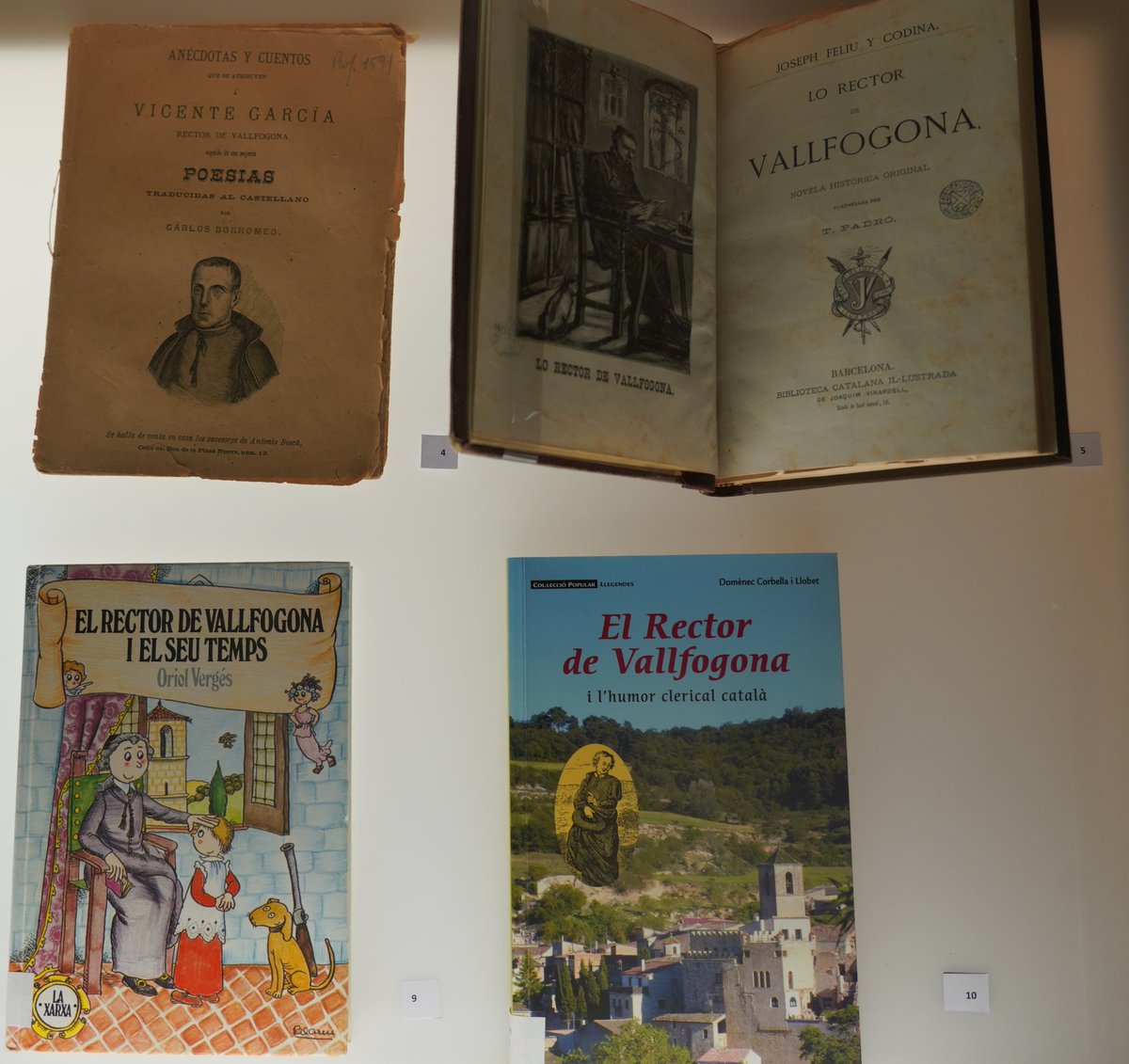 📚📚Fins al 31 d'octubre, podeu visitar l'exposició 'Vicent Garcia. Rector de Vallfogona' a la @BiblioCatalunya. 

📚📚Comissionada per @AlbertRossich, mostra tota mena de publicacions sobre el poeta des de la seva mort: manuscrits, llibres, articles... Imperdible! @AnyRector