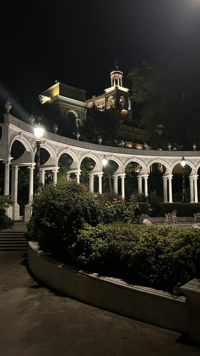 أحد يدور لك خطأ وأنت ماخطيت 
وأحد يدور لك عذر وأنت مخطي ..
يالله عسى الثاني مثل ماتمنيت 
تضحك سنينه عكس الأول وتبطي 
#يدور_لك_عذر