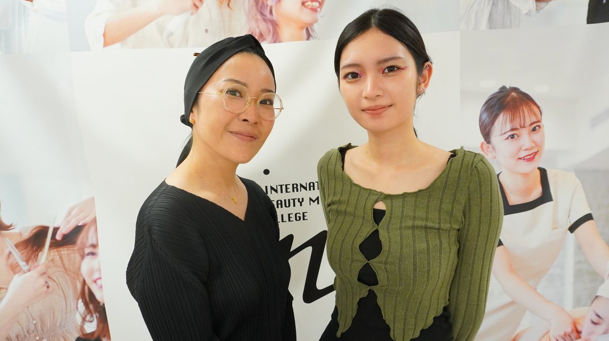 k_beautymode's tweet photo. 【M・A・C】ブランドコスメ特別セミナー💄【ビューティプロデュース学科】

【M・A・C】シニアアーティストの池田ハリス留美子さんから、「#MACTREND　最新トレンドメイク」の技術を教えていただきました！

https://t.co/c2PJrswxYG https://t.co/55mFOzWRlp