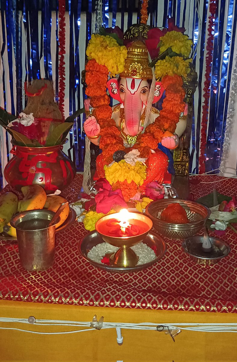 aashuth721965's tweet photo. वक्रतुण्ड महाकाय सूर्यकोटि समप्रभ।
निर्विघ्नं कुरु मे देव सर्वकार्येषु सर्वदा॥

आप सभी सनातनियों को श्री #गणेश_चतुर्थी के पावन पर्व की हार्दिक शुभकामनाएं। 
विघ्न-विनाशक भगवान श्री गणेश आपके जीवन की सभी बाधाओं को दूर करें और सुख एवं समृद्धि प्रदान करें!

#ॐ_गं_गणपतये_नमः 🚩🙏 https://t.co/xOFmfRb2Qu