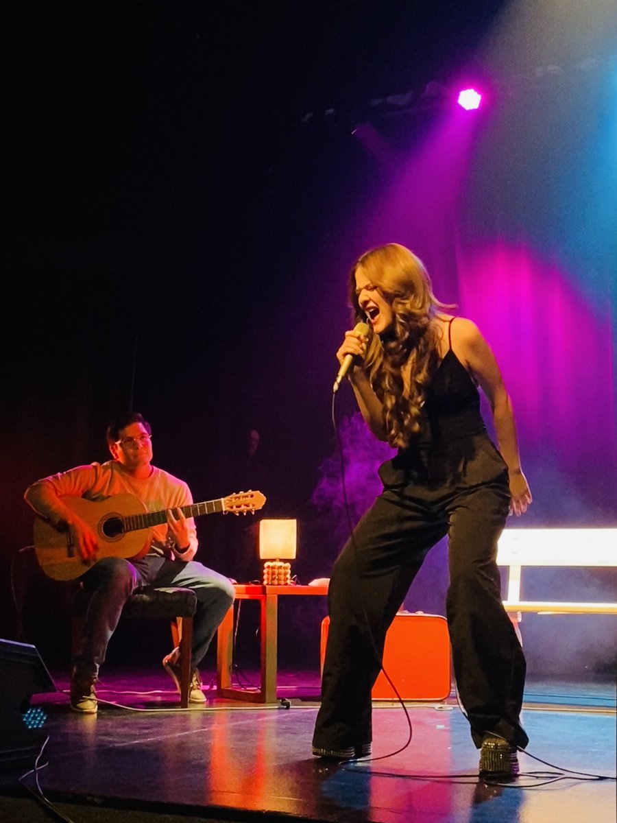 MarcianesU's tweet photo. 😍😭Nótese lo mucho que @MarRendonMusica disfrutó del #stereoshow 🥺 amamos escucharte!! https://t.co/JFv3v1aLnZ
