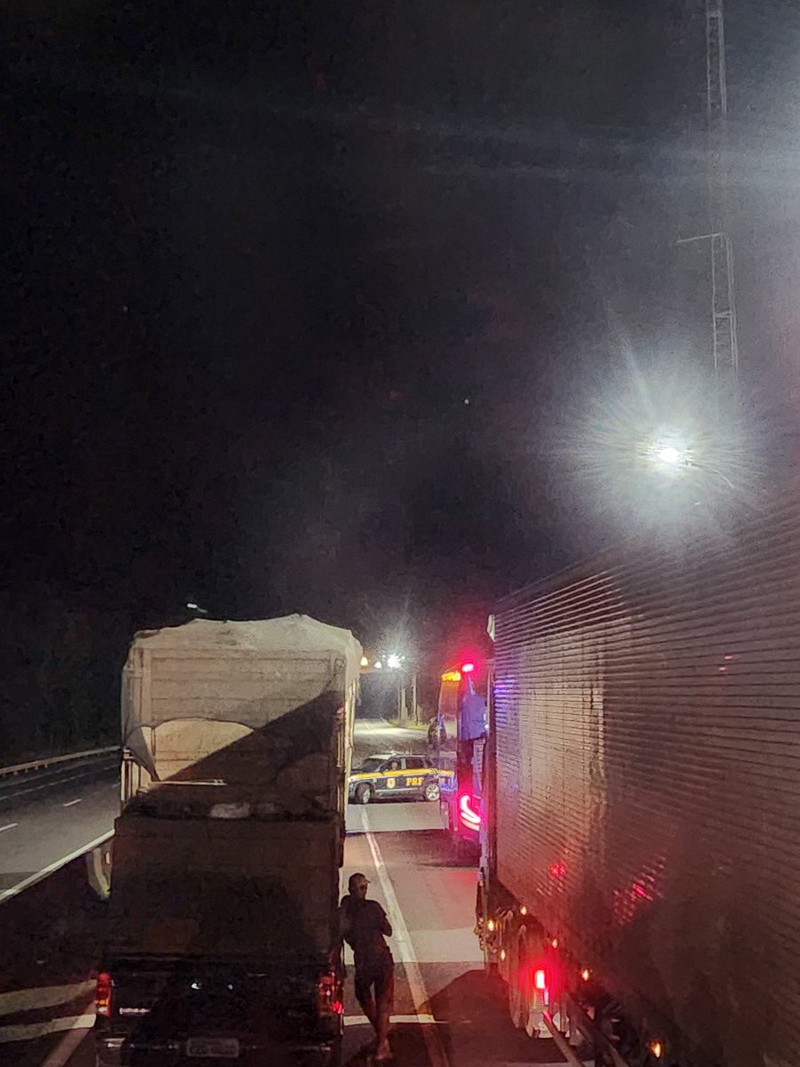 farrapo's tweet photo. Bloqueio da @PRFBrasil na Dutra sentido Rio-SP na altura de Paracambi, antes da Serra das Araras: descida de carga especial. Mais uns 40 minutos ainda de bloqueio. Que azar, 4° ou 5° a ficar no bloqueio. #CCRRioSP não podia ter avisado antes? https://t.co/GztG7nR5qx