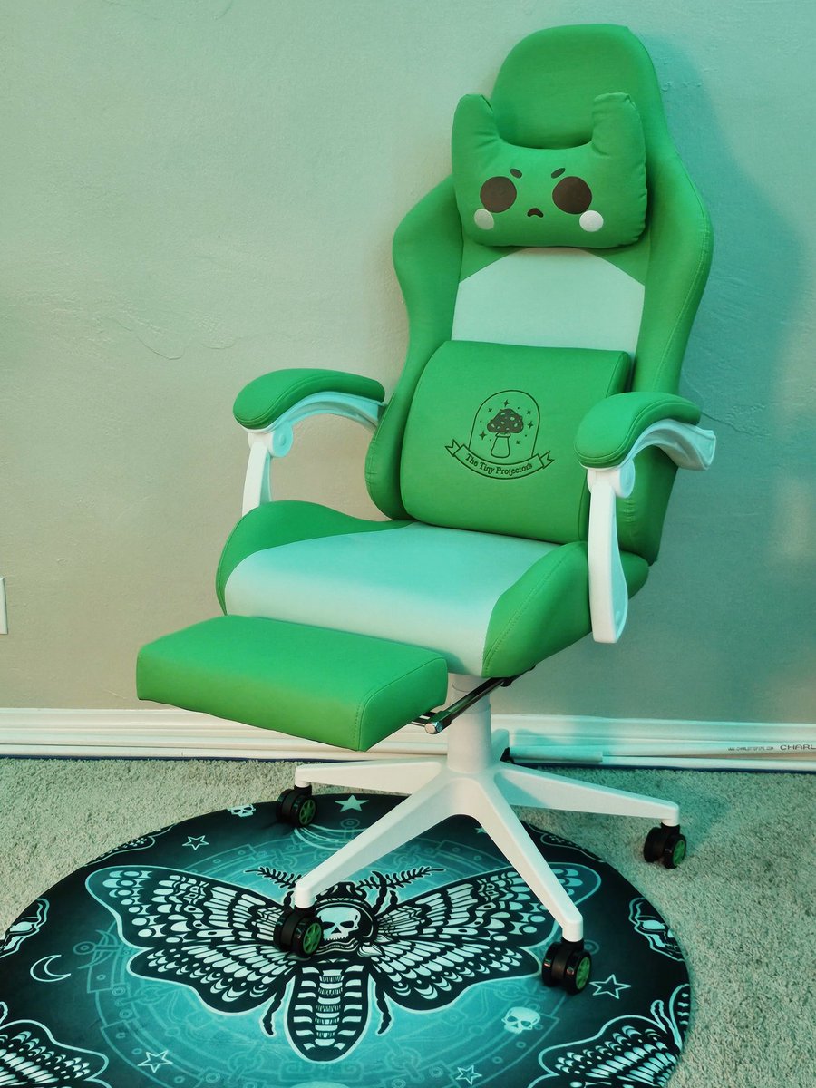 IT'S ALIVE!! @Alythuh knocked it out of the park with this chair 😍