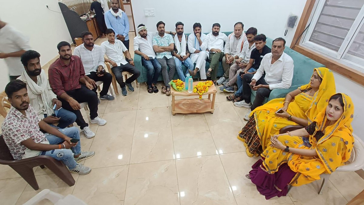 नरेश मीणा भाई के समर्थन में बारां पहुँच कर सभी युवा साथियों से मुलाक़ात की..! इस दौरान तय हुआ कि यहाँ भी सर्वसमाज की जाजम बैठायी जाएगी और लोकतांत्रिक तरीक़े से आंदोलन किया जाएगा..! जोहार..!