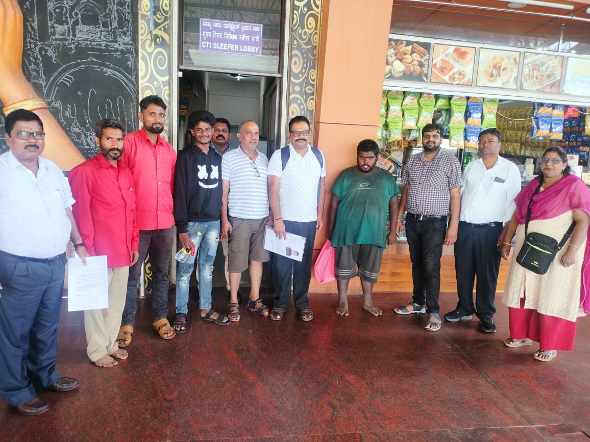 IrtcsoUBL's tweet photo. @GMSWR @drmubl @GSIRTCSO @irtcso @HubballiTimes on 18/09/23 Amit VaturiI/TTI/UBL &amp; Rohit Sahu/TTI/UBL while wkng by https://t.co/14fPfrmA0i 16534 Ex GTL to UBL found a missing Boy  called up his parents and Goa police Later in the presence of CTI/G/UBL boy was  H/O to his Parents https://t.co/BUDCXwhKg6