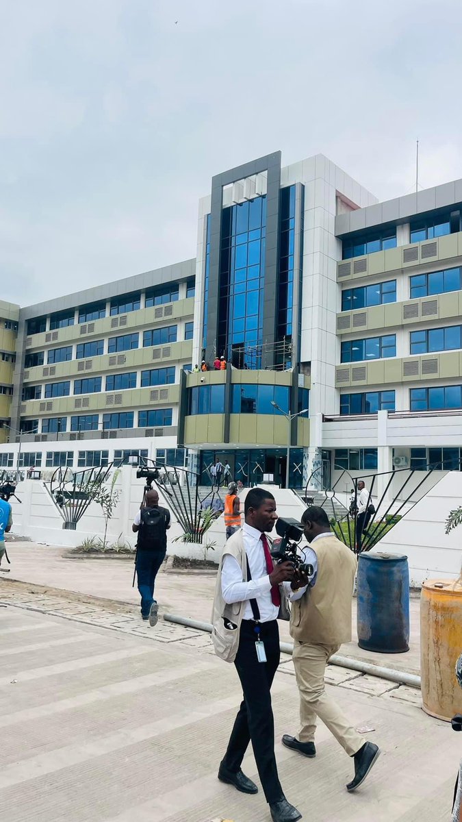 PatrickTshani's tweet photo. 🔴 L'hôpital #mama #yemo les travaux de construction et réhabilitation sont à 98%🇨🇩🇨🇩✔️ #Béton ✔️ https://t.co/wh1PJ51JlP