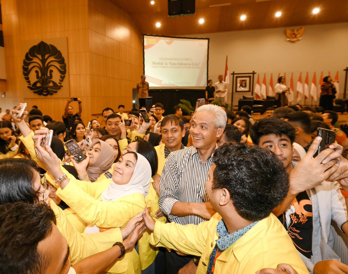 Kursi Panas Ganjar 

#GaspolGanjar 

Tadi pagi, aku sengaja mencuri-curi waktu di tempat kerja untuk menyimak acara Ganjar Pranowo di Universitas Indonesia lewat streaming Youtube. Calon presiden berambut putih itu mendapat undangan mengisi kuliah kebangsaan bertema: Hendak