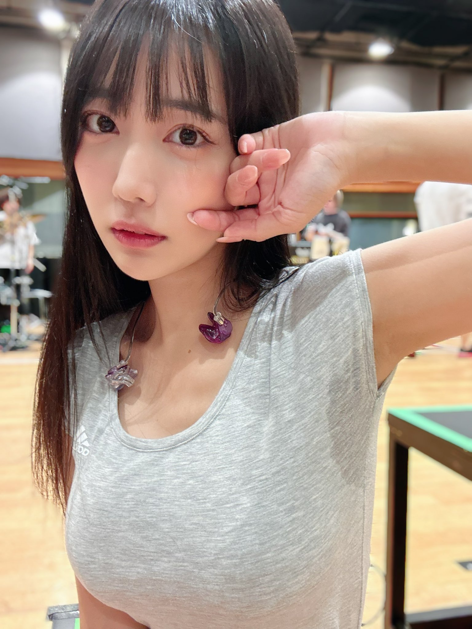 アイドル 腋汗  / X