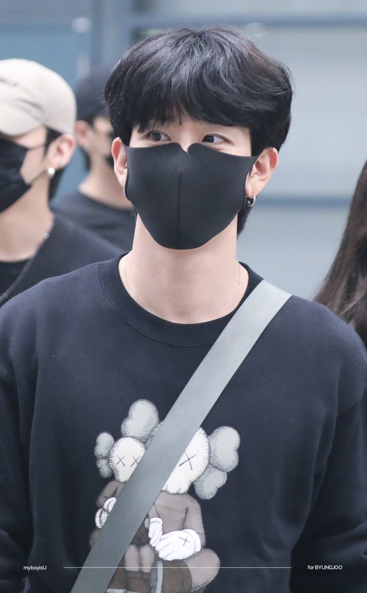 myboyisU's tweet photo. 230918 ICN 입국 

마스크 찢어졌대용 바부~~😝

#팀24시 #김병주 #병주 #BYUNGJOO #BJOO https://t.co/o7UaAFPO7Y
