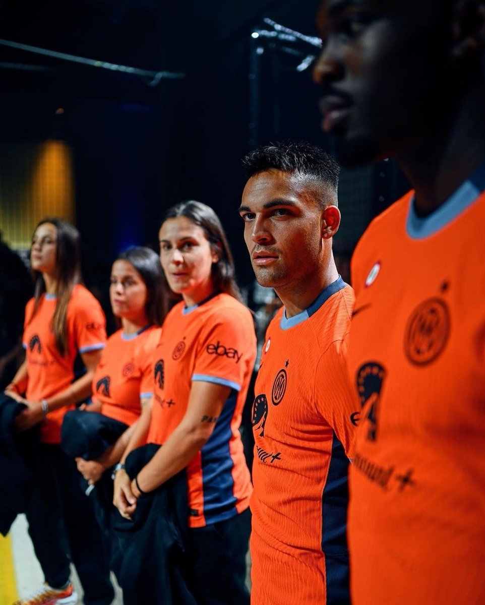 Inter resmi merilis jersey ketiga musim 2023-24 dengan dominasi warna Orange 😎

Gimana kelen rasa jerseynya???

#Inter #Nerazzurri #IMInter #IMMilano #IMNerazzurri #ForzaInter