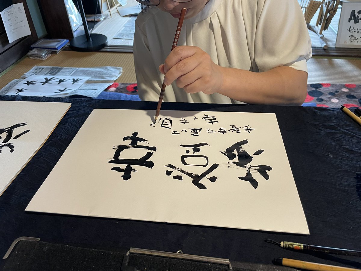 funfan37's tweet photo. #なにが出るで書　ART書のコツを伝授😄　左手であえて書いてもらう。
子供っぽいラインが出てくるので
本人も楽しそうでした😂
書き順自由🗽
#現在美術館in松山三津 https://t.co/rT0cC7ZCdw