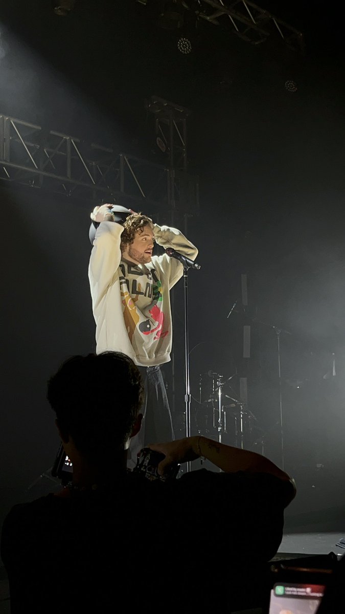 ketIStrash's tweet image. I am so fcking proud of him!! Like second show already done??!! This is insanely awesome and i cannot belive how much ive been crying these past days bc i cannot fly to america!! So pleasee if any of moots see this who has gone to one of tge droncerts, SEND ME CLIPS!?!?!?!?😭😭😭