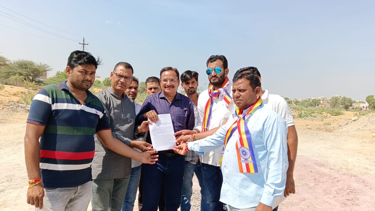 ajaar2023's tweet photo. 📍सरदार शहर,चुरू , राजस्थान

सरदारशहर में वंचित वर्ग के लिए पचास साल पहले आवंटित की गई बापा सेवा सदन की भूमि पर राजनीतिक लोगों द्वारा क़ब्ज़ा जमाने के ख़िलाफ़ लड़ रहे युवाओं द्वारा ज्ञापन सौंपा गया.

#सामाजिक_न्याय_यात्रा_2023  #हक़_है_खैरात_नहीं #dalitagenda2023 #ajaar https://t.co/kxEMYFt20B