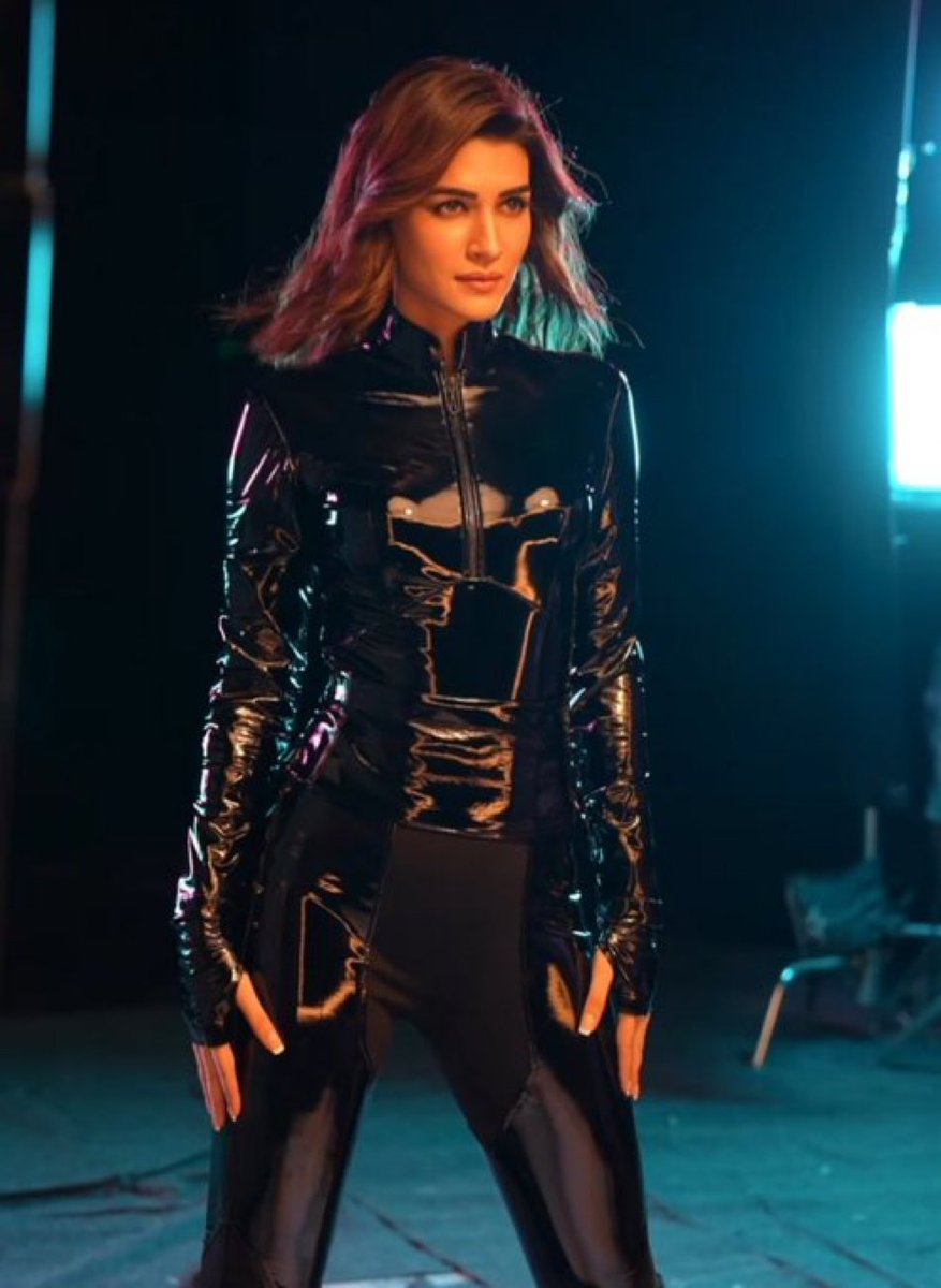 iamShamsMardui's tweet photo. Ufff #KritiSanon #Ganapath #GanapathFirstLook https://t.co/dauyhiIVJ8