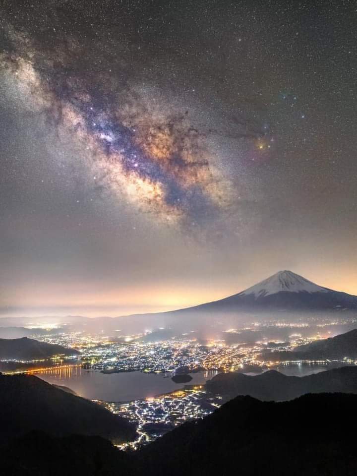 Milky way over Mount Fuji 🗻

📷: Photography by Takemochi Yuki
