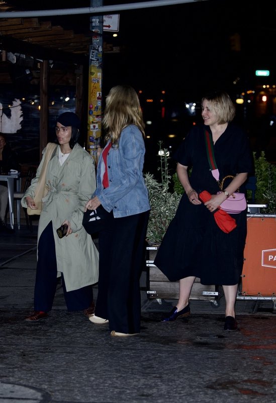 blessedswifty's tweet photo. 📸 | @TaylorSwift13 out for Dinner with Laura Dern, Greta Gerwig &amp; Zoë Kravitz TONIGHT. https://t.co/b46TcYlL0A